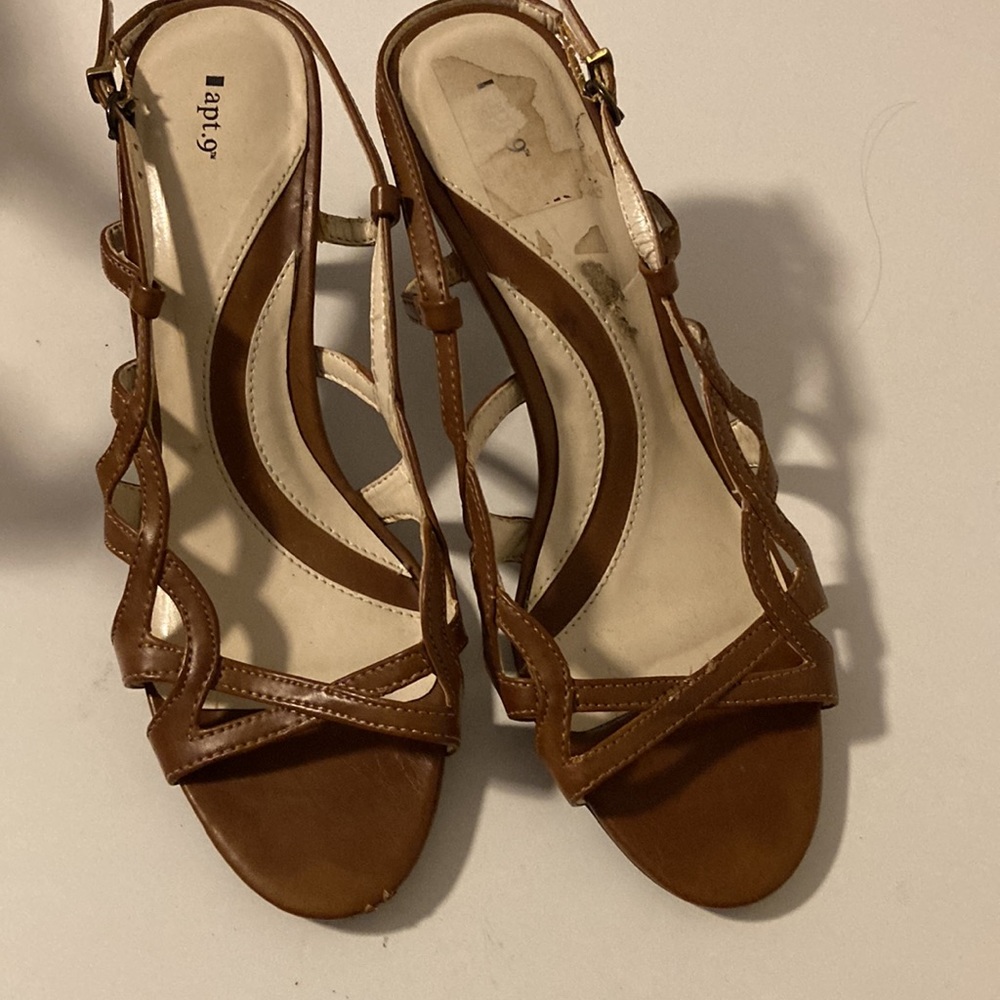 Medium heels, sandal style. - Picture 5 of 10